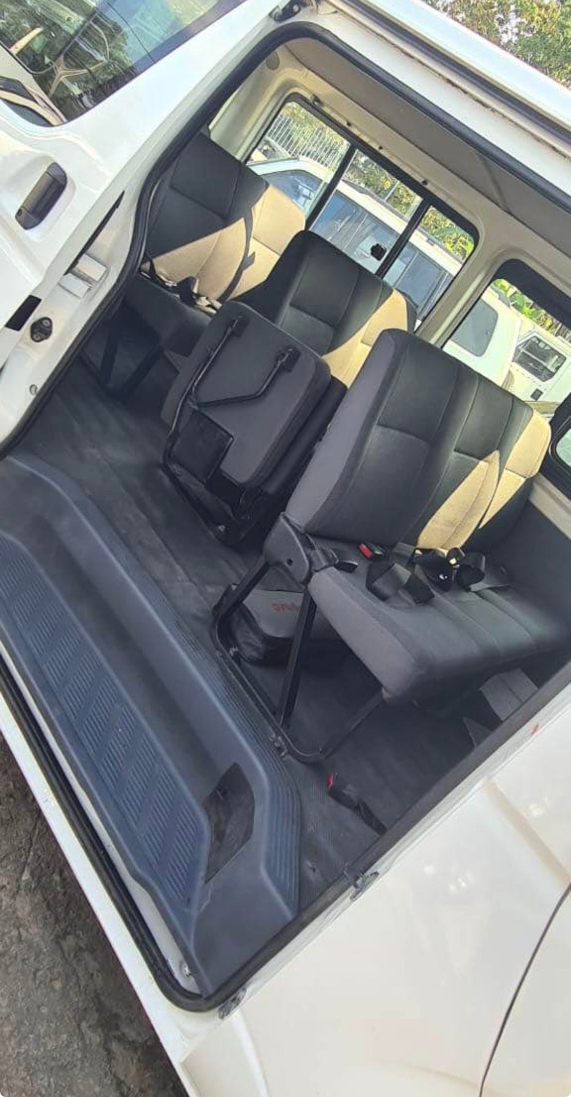 Toyota Hiace – Minibus 12–15 places